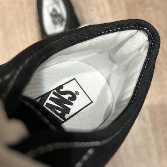 VANS LOWTOPS,  WOMANS SIZE 11, BLACK AND WHITE NEW!!!! - Picture 11 of 11